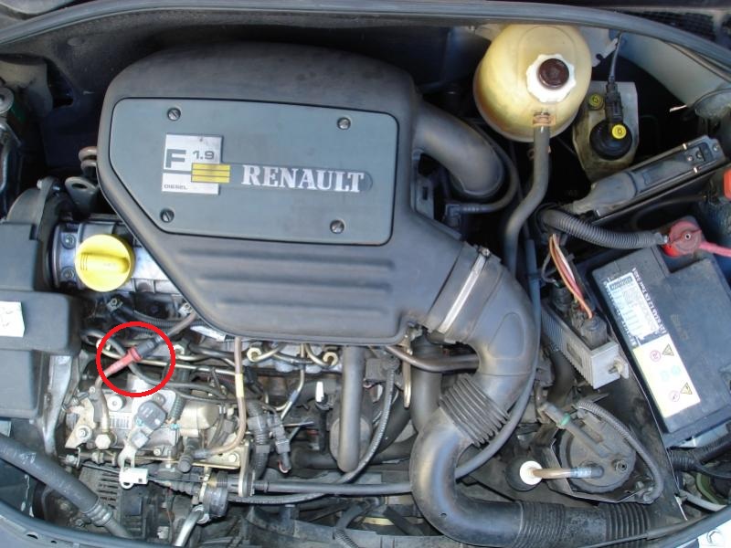 Motor Renault F8Q com uma cilindrada de 1,9 l