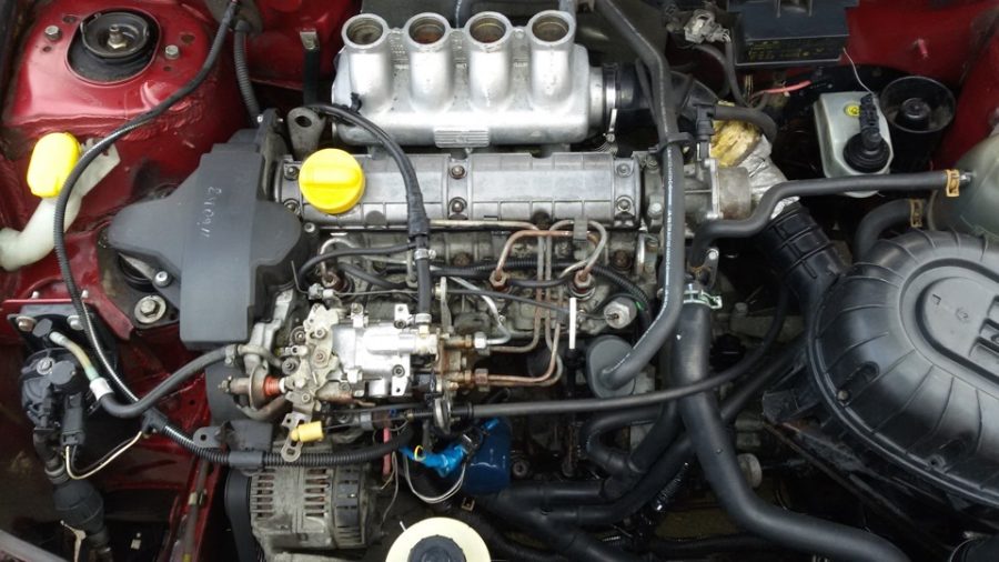 Motor Renault F8Q com uma cilindrada de 1,9 l