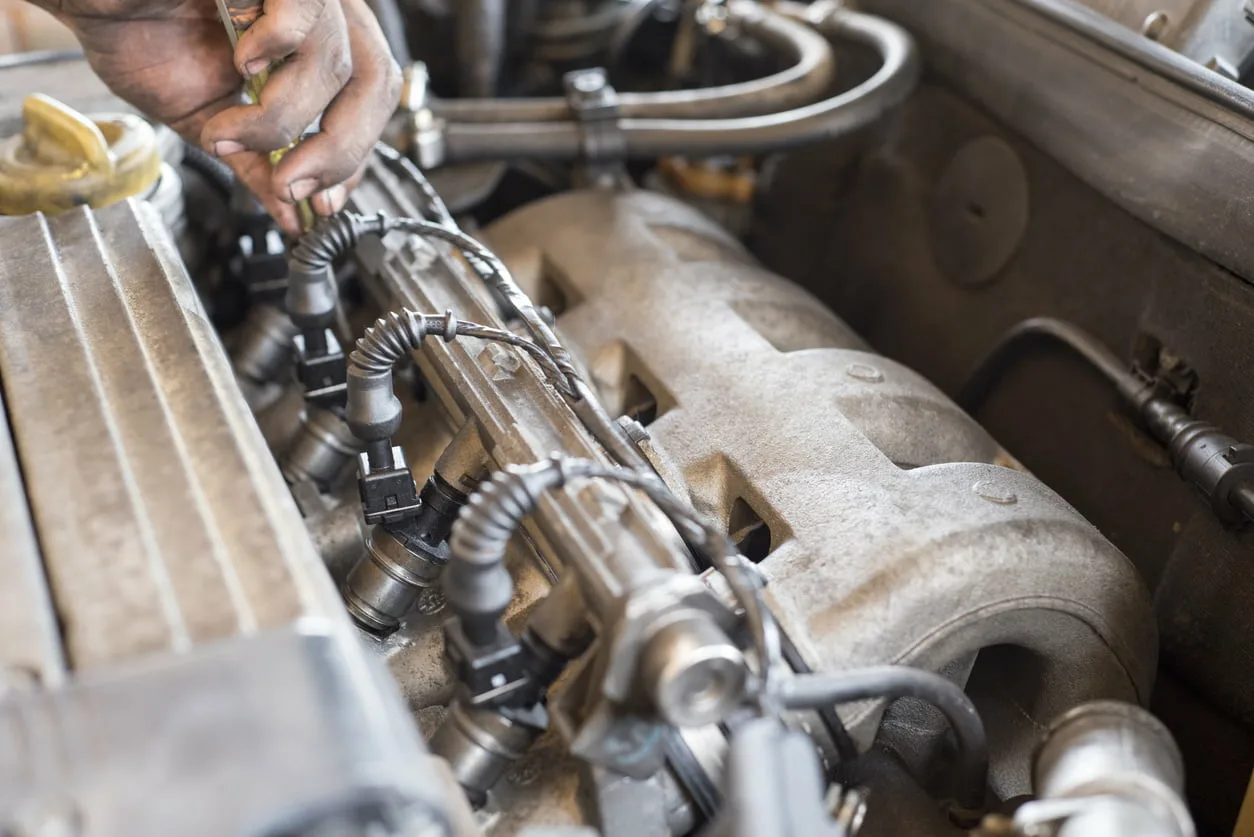 Porque é que um motor a gasolina faz tiquetaque?