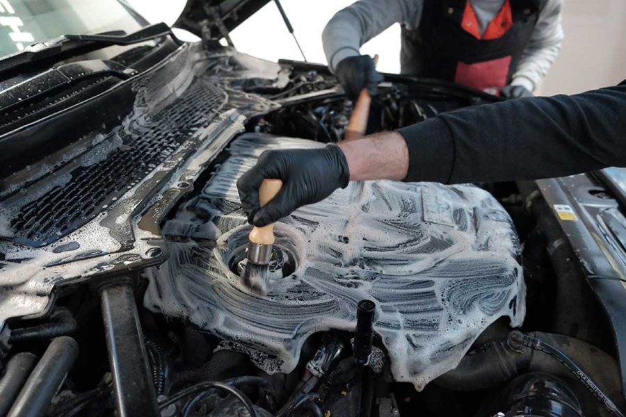 Como lavar o motor de um carro em casa e se deve ser feito ou não