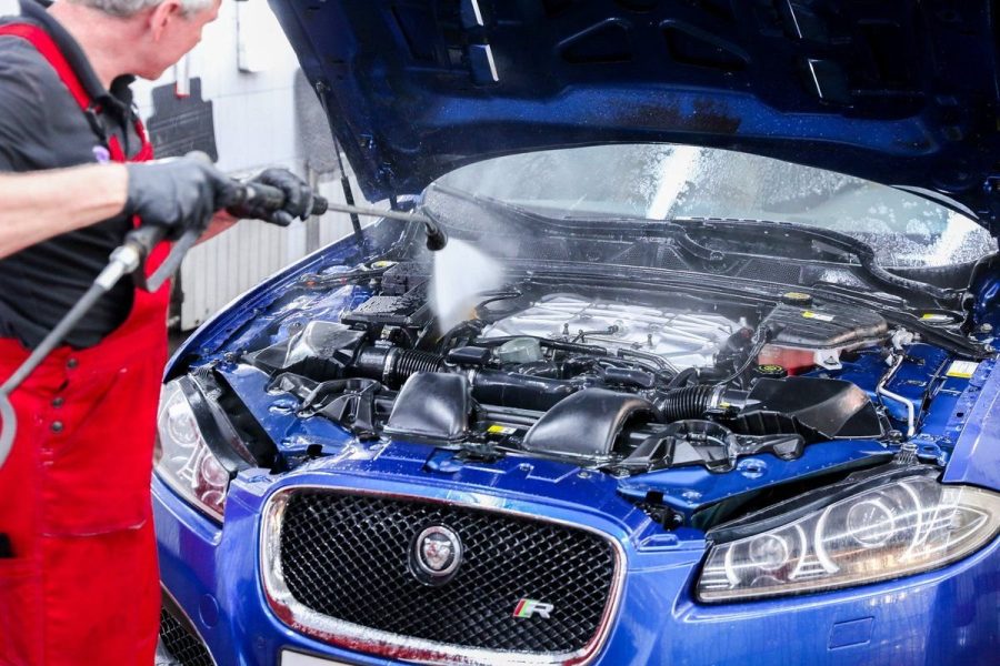 Como lavar o motor de um carro em casa e se deve ser feito ou não