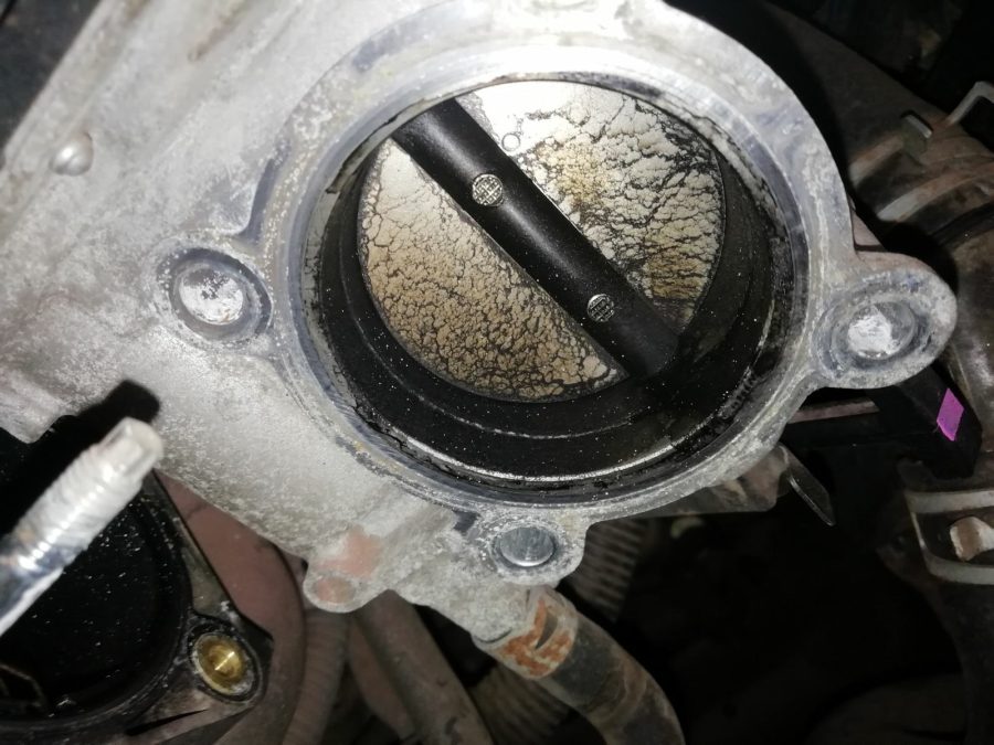 Como limpar corretamente a válvula do acelerador e porque é que precisa de ser limpa